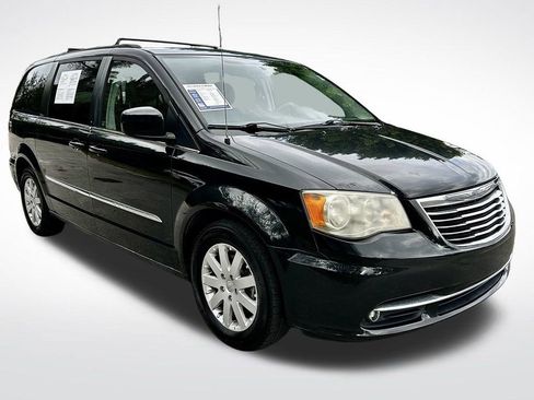 Used 2014 Chrysler Town & Country Touring image 3