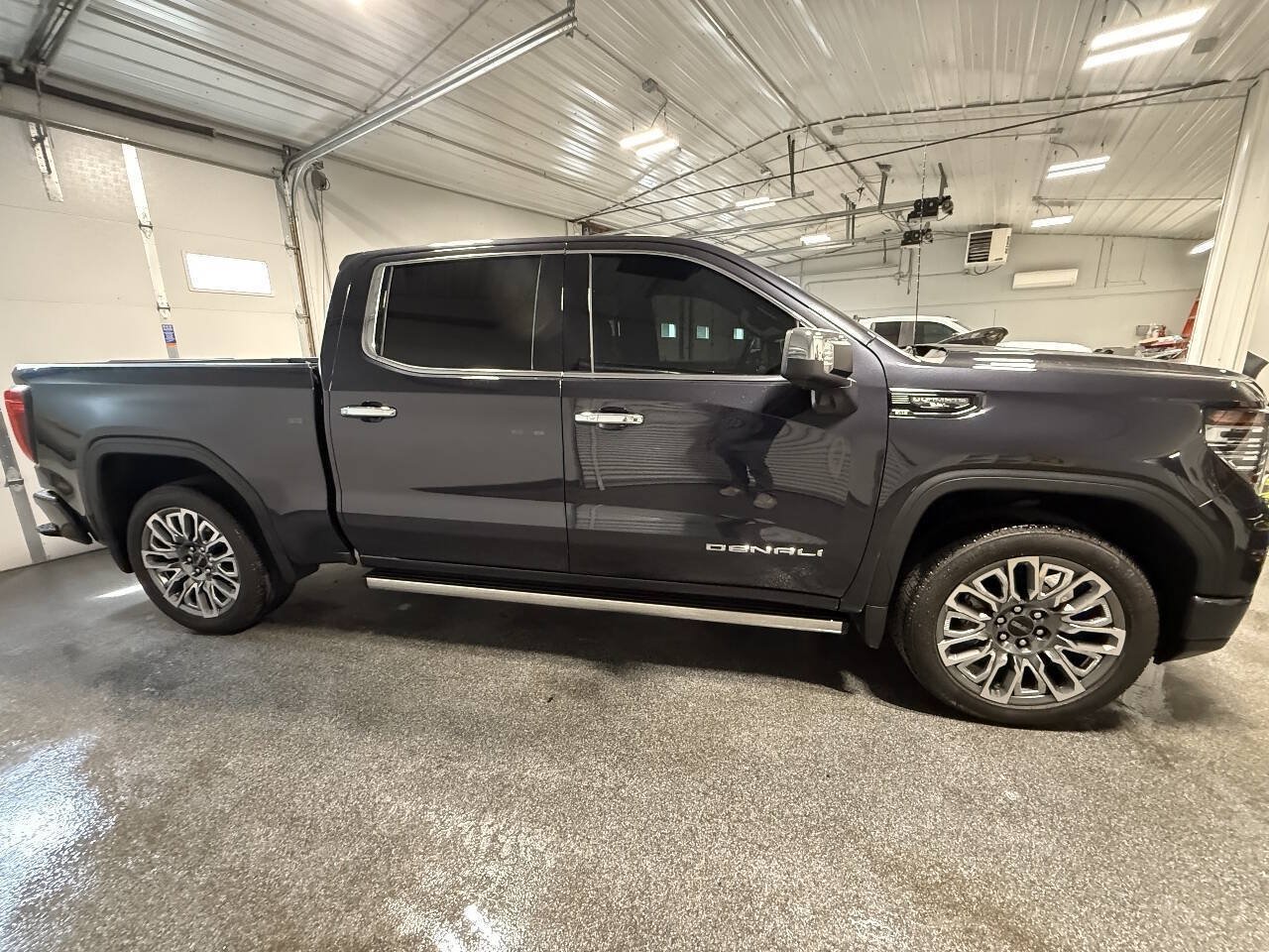 Used 2025 GMC Sierra 1500 Denali Ultimate AWD/4WD image 5