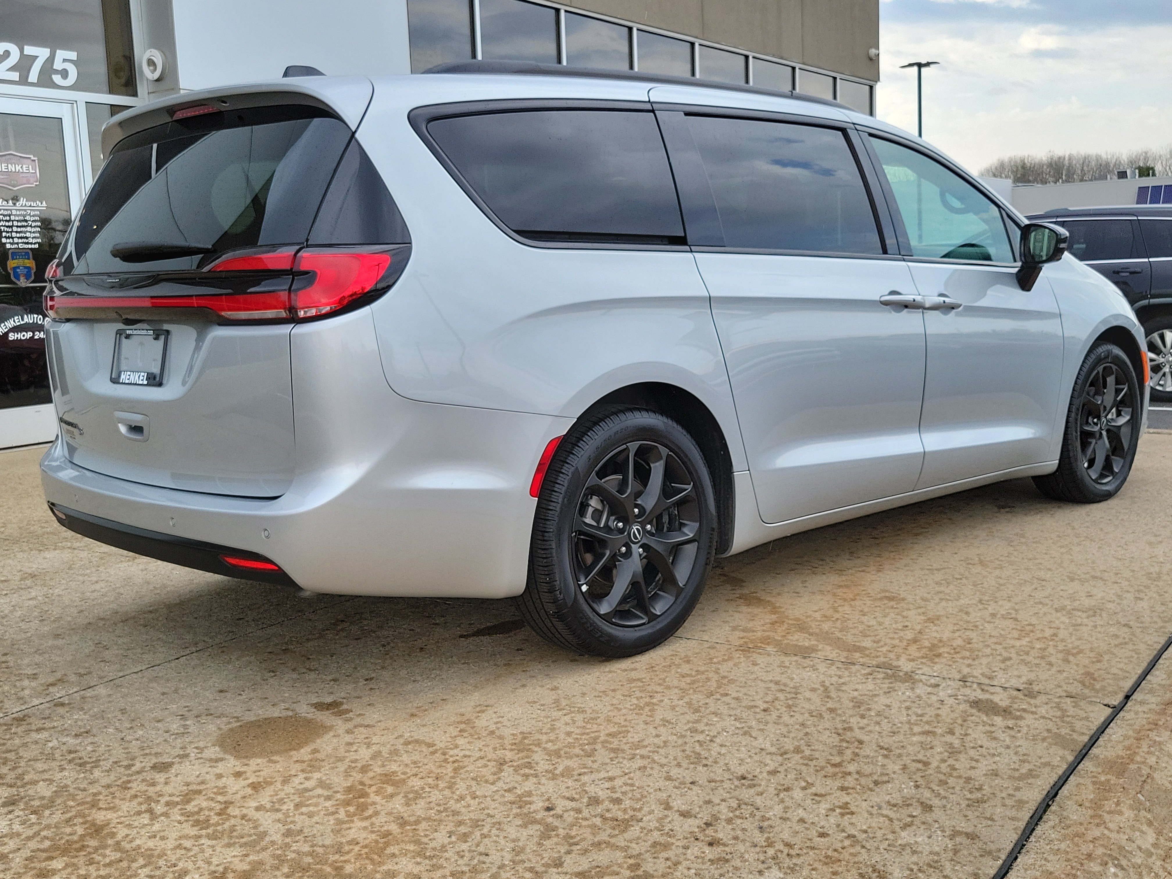 Used 2026 Chrysler Pacifica Select w/ S Appearance Package FWD image 4