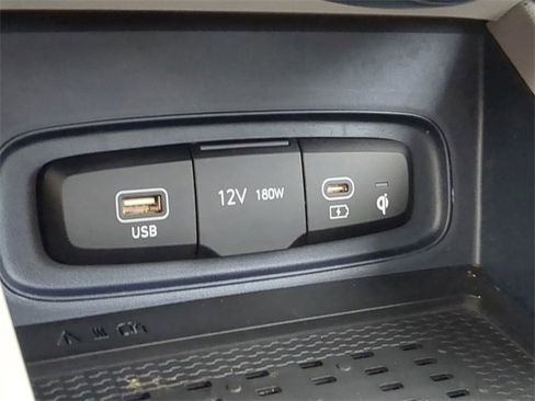 Used 2023 Hyundai Venue Limited image 27