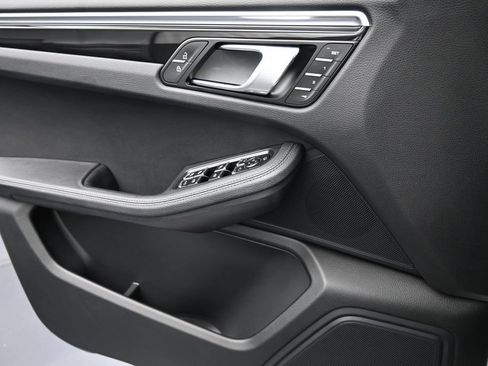 Certified 2023 Porsche Macan AWD/4WD image 26