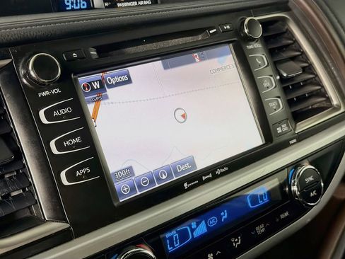 Used 2019 Toyota Highlander XLE AWD/4WD image 14