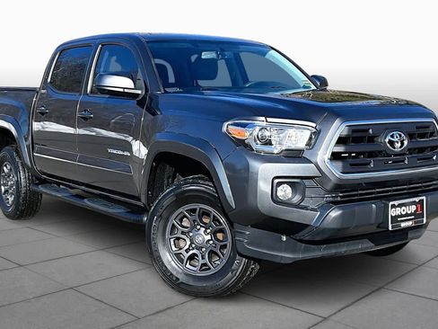Used 2017 Toyota Tacoma SR5 w/ Tow Package image 3