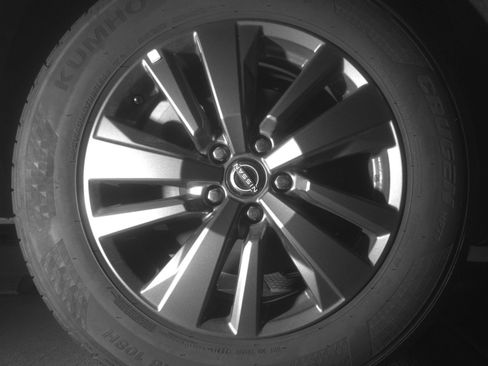 Used 2025 Nissan Pathfinder SV FWD image 18