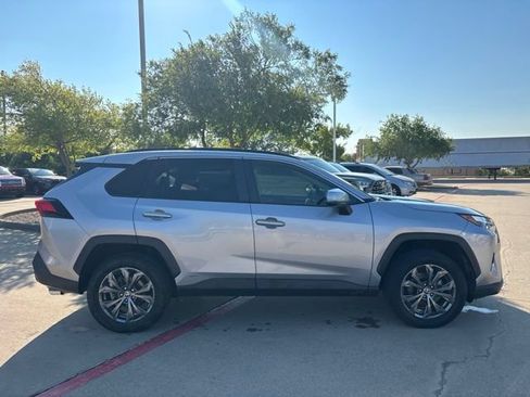 Used 2022 Toyota RAV4 XLE Premium AWD/4WD image 4