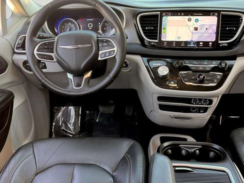 Used 2022 Chrysler Pacifica Touring-L FWD image 9