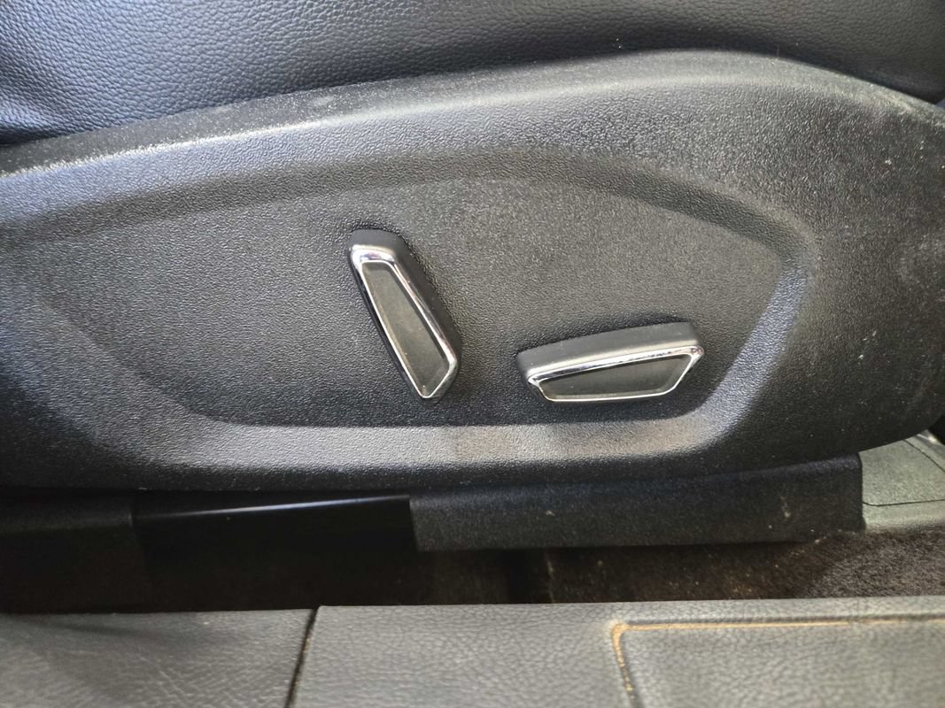 Used 2017 Ford Fusion SE w/ Fusion SE Technology Package FWD image 26
