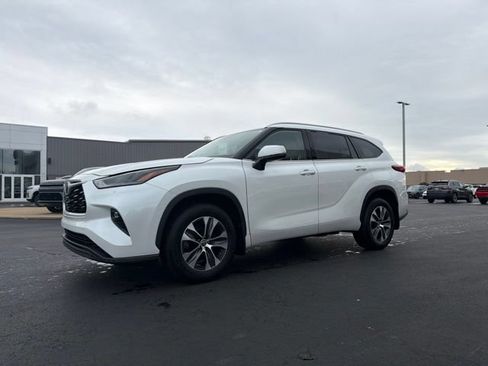 Used 2022 Toyota Highlander XLE AWD/4WD image 3