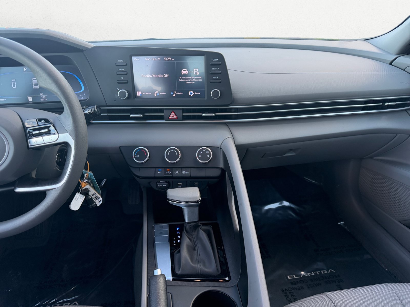 Used 2025 Hyundai Elantra SE FWD image 11