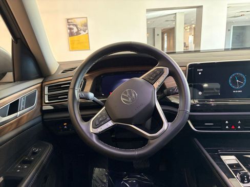 Used 2025 Volkswagen Atlas SE image 34