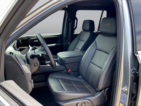 Used 2025 Chevrolet Tahoe High Country AWD/4WD image 15