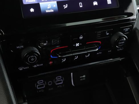 Used 2023 Jeep Grand Cherokee L Laredo image 15