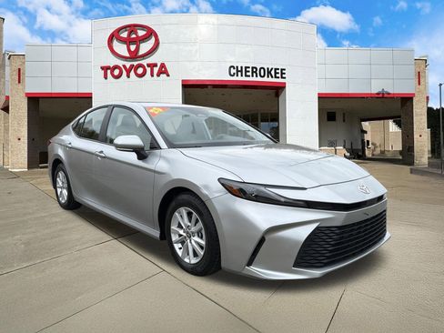 Used 2025 Toyota Camry LE FWD image 3
