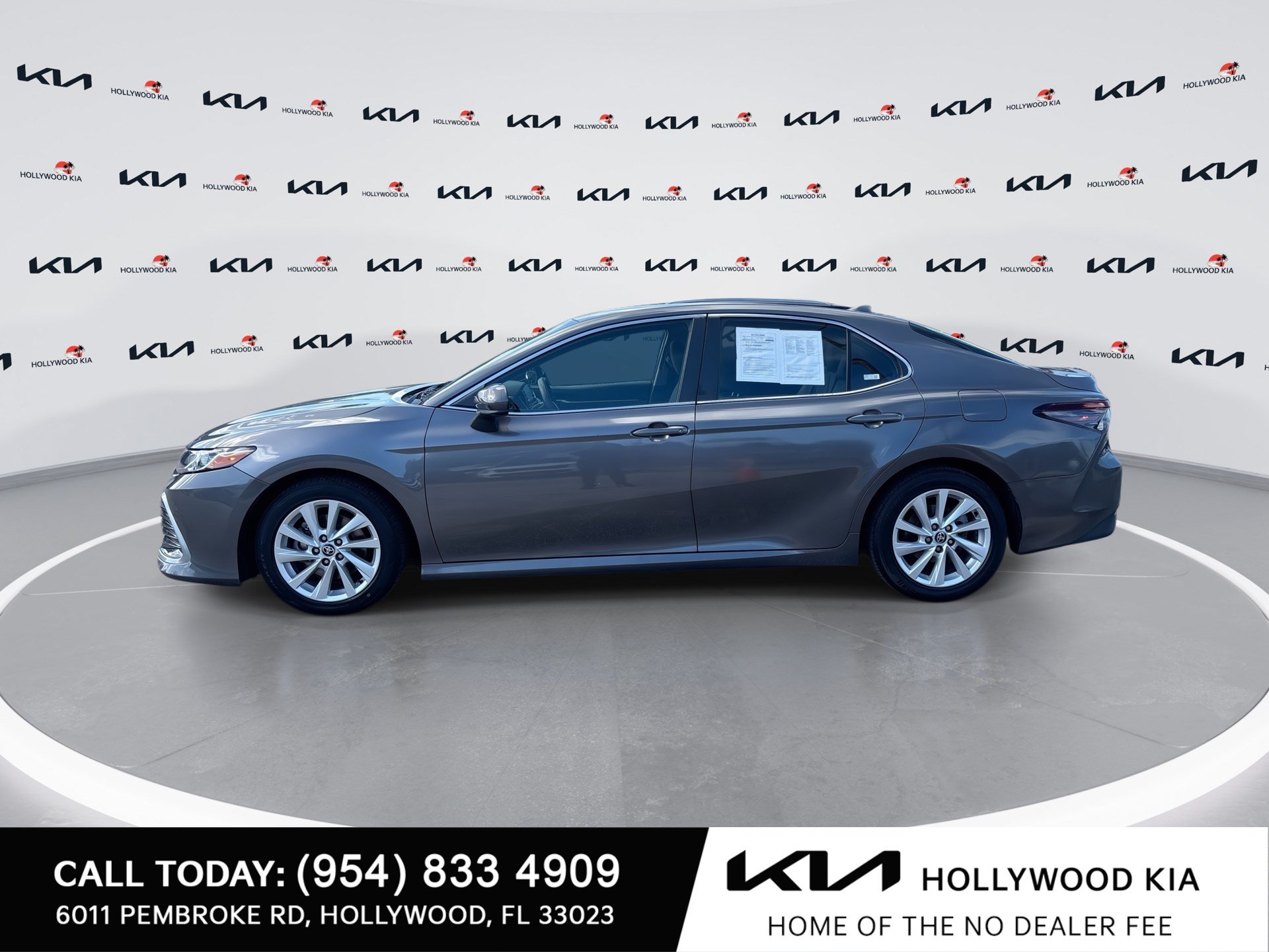 Used 2022 Toyota Camry LE FWD image 5