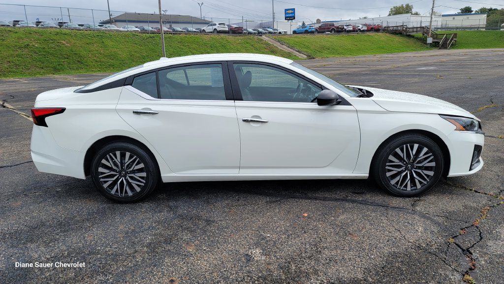 Used 2025 Nissan Altima 2.5 SV FWD image 14