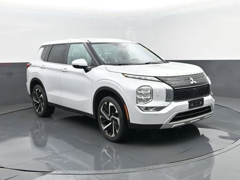 Used 2023 Mitsubishi Outlander SE AWD/4WD image 3
