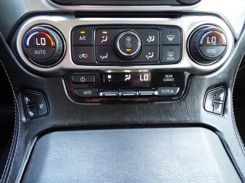 Used 2015 Chevrolet Suburban LTZ RWD image 20