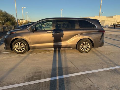 Used 2024 Toyota Sienna LE image 6