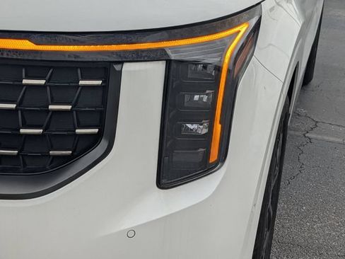 Certified 2025 Kia Carnival SX FWD image 9