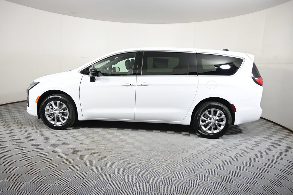 New 2027 Chrysler Pacifica Select AWD/4WD image 3