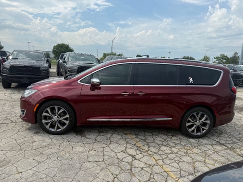 Used 2018 Chrysler Pacifica Limited w/ Tire & Wheel Group FWD image 9