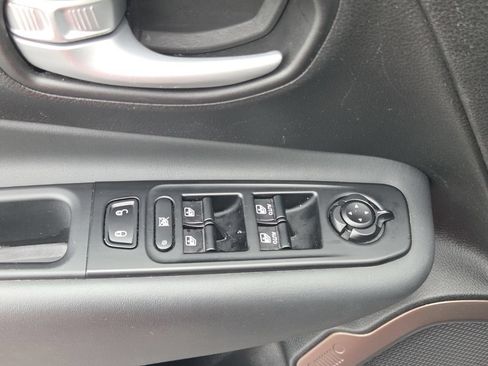 Used 2023 Jeep Renegade Latitude AWD/4WD image 27