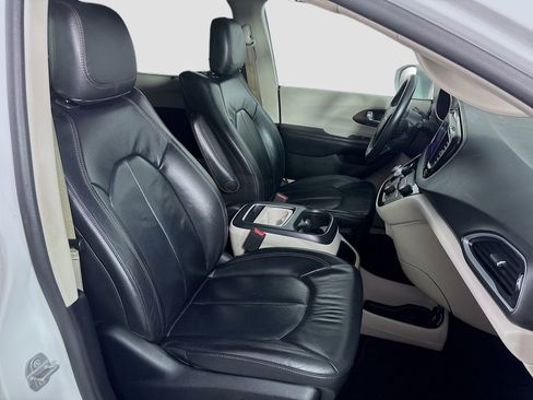 Used 2017 Chrysler Pacifica Touring-L Plus FWD image 30