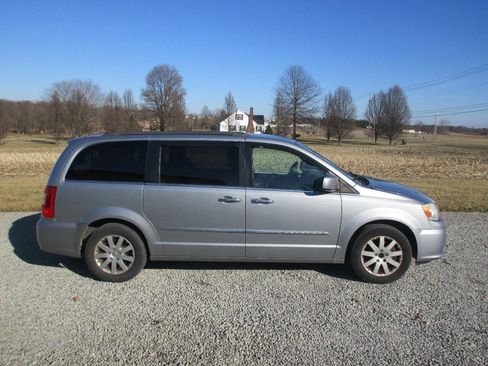 Used 2014 Chrysler Town & Country Touring w/ Driver Convenience Group image 2