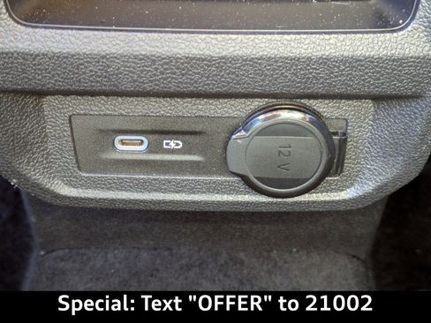 Used 2022 Volkswagen Tiguan SE w/ Panoramic Sunroof Package image 16