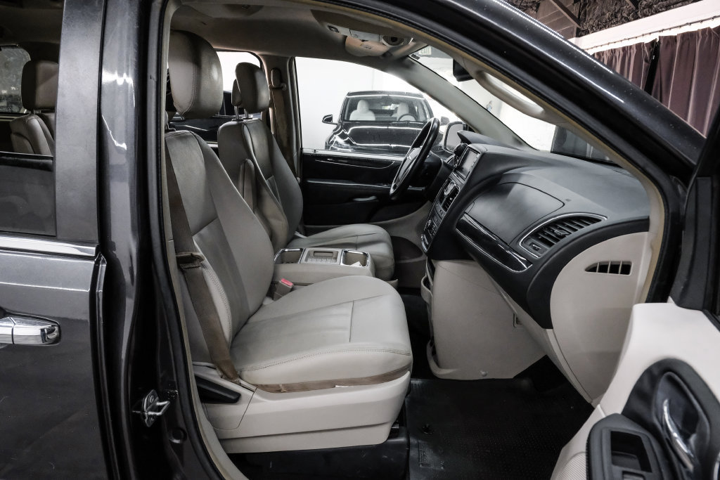 Used 2015 Chrysler Town & Country Touring w/ Driver Convenience Group FWD image 37
