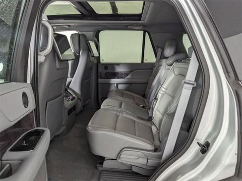 Used 2019 Lincoln Navigator Reserve image 7