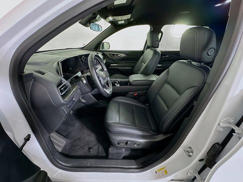Used 2025 Chevrolet Traverse LT image 13