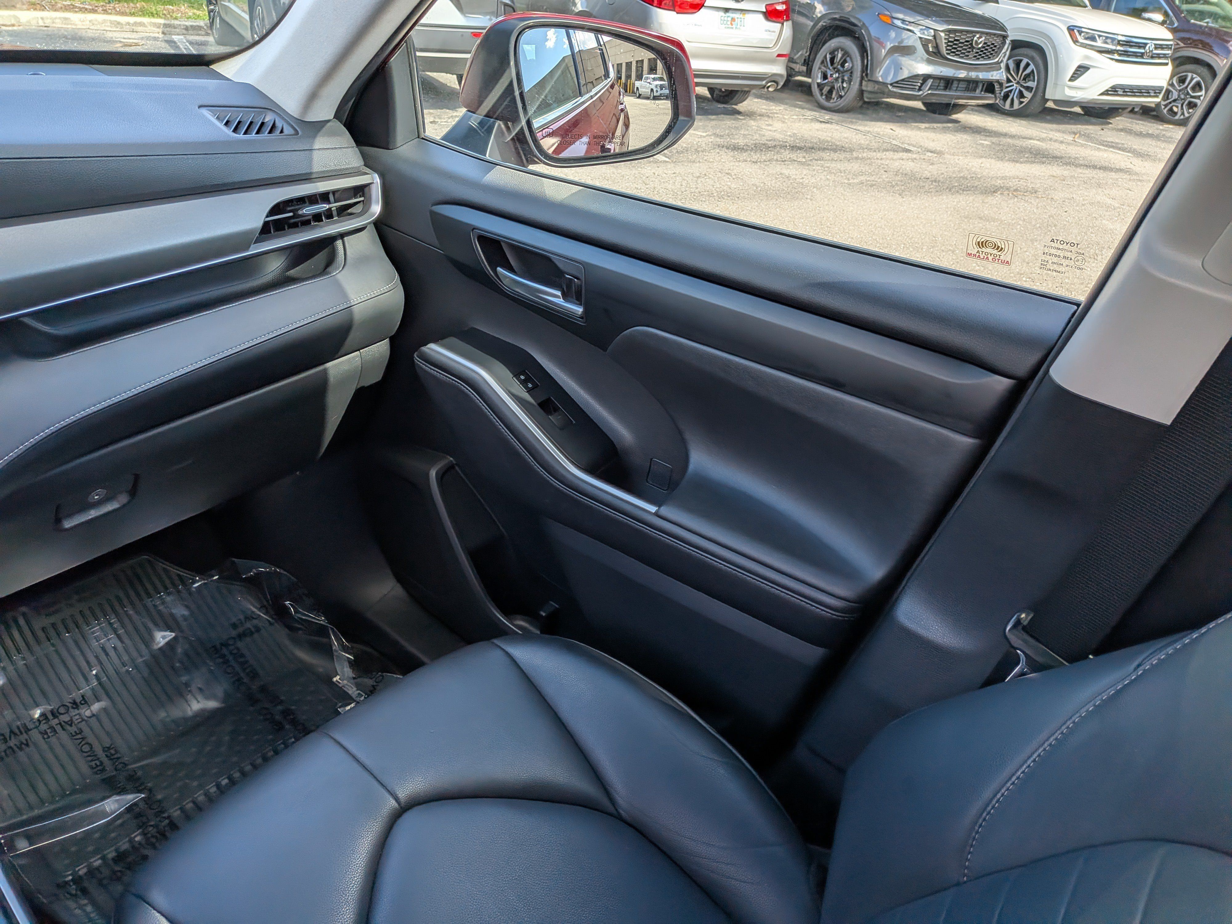 Used 2020 Toyota Highlander XLE AWD/4WD image 19