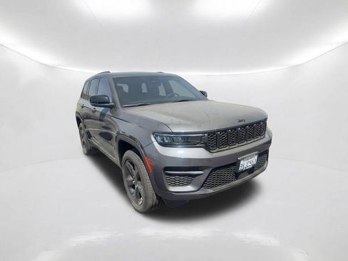 Used 2025 Jeep Grand Cherokee Altitude RWD image 3