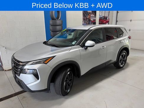 Used 2024 Nissan Rogue SV AWD/4WD image 3