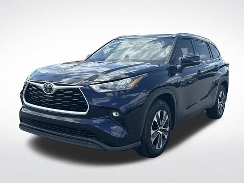 Used 2020 Toyota Highlander XLE FWD image 2