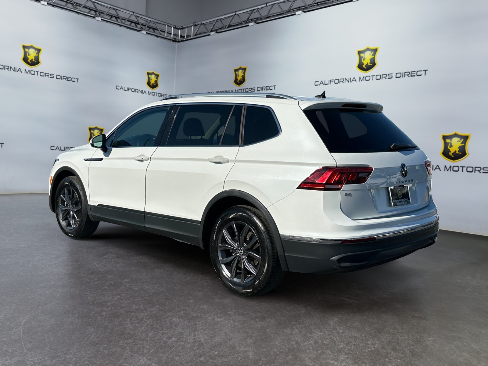 Used 2023 Volkswagen Tiguan SE FWD image 3