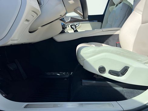 Used 2019 Volvo XC90 T5 Momentum w/ Protection Package Premier image 44