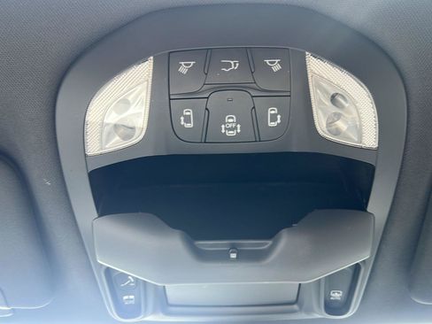 Used 2025 Chrysler Pacifica Limited FWD image 22