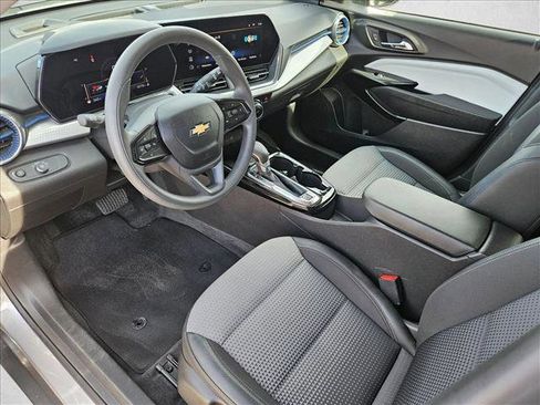 Used 2025 Chevrolet Trax LT image 9