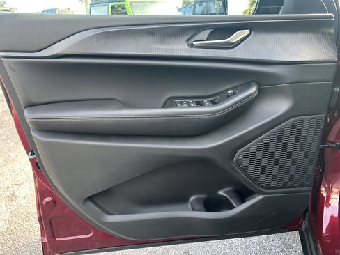 New 2025 Jeep Grand Cherokee Altitude image 11