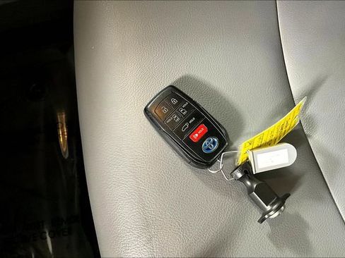 Used 2021 Toyota Sienna XLE image 10