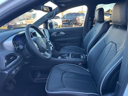 New 2026 Chrysler Pacifica Limited image 7