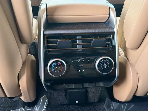 Used 2025 Land Rover Range Rover SE image 21