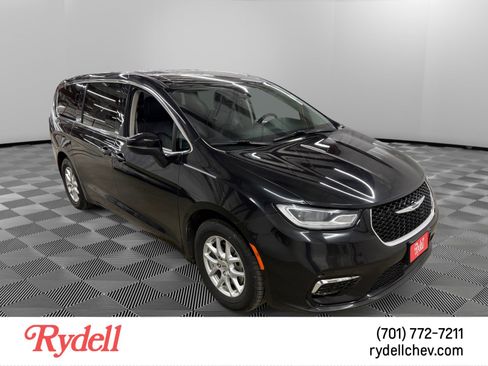 Used 2023 Chrysler Pacifica Touring-L FWD image 7