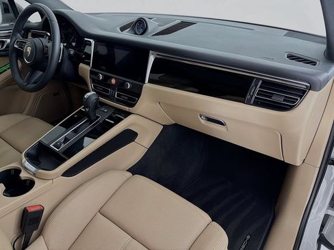 Certified 2025 Porsche Macan AWD/4WD image 31