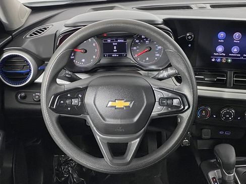 Used 2025 Chevrolet Trax LS w/ LS Convenience Package FWD image 16
