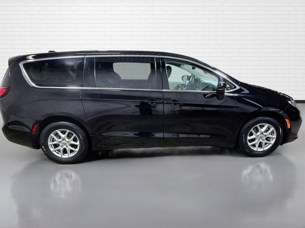 Used 2024 Chrysler Pacifica Touring-L FWD image 10