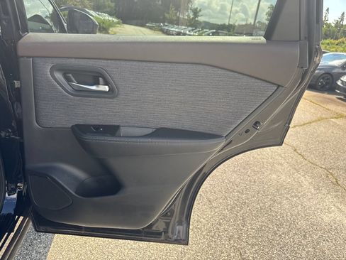 Used 2023 Nissan Rogue SV FWD image 16