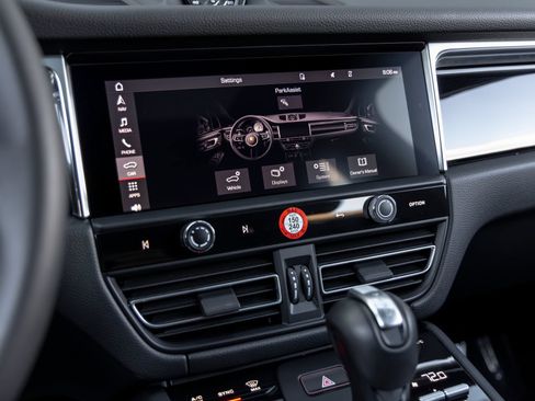 Certified 2026 Porsche Macan AWD/4WD image 35